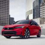 El Honda Civic Sedan encabeza la lista con 36 mpg combinados, además de 32 mpg en ciudad y 41 mpg en carretera en su versión más eficiente a gasolina.

Su motor 2.0 litros de cuatro cilindros combinado con transmisión CVT logra un excelente equilibrio entre eficiencia y conducción diaria. Con un rango estimado de 446 millas por tanque, sigue siendo uno de los compactos más completos del mercado.