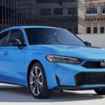 El Civic sigue siendo un referente en autos compactos. El Honda Civic de 11.ª generación combina excelente economía de combustible, confiabilidad y precio competitivo, con versiones sedán y hatchback disponibles en híbrido. Su sistema híbrido de dos motores ofrece 49 mpg combinados y 200 hp, manteniendo un equilibrio entre rendimiento y eficiencia. Consumer Reports lo destaca como un compacto que no sacrifica diversión por ahorro.