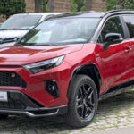 El RAV4 es uno de los SUV más confiables del mercado. Su costo promedio anual de mantenimiento ronda los 429 dólares, una cifra muy baja para el segmento. Además, las reparaciones suelen ser poco frecuentes y menos graves que en muchos rivales.

En los primeros diez años de uso, el mantenimiento total puede rondar los 6.005 dólares, aproximadamente 2.430 dólares por debajo del promedio del segmento. A esto se suma el programa ToyotaCare de Toyota, que incluye mantenimiento gratuito durante los primeros dos años o 25.000 millas.