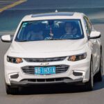 Fiabilidad mejorada en modelos recientes. El Chevrolet Malibu, a menudo eclipsado por competidores más populares, ha demostrado ser más confiable de lo que su reputación sugiere, especialmente los modelos 2016-2018. Sus propietarios destacan la eficiencia del motor, el bajo mantenimiento y la comodidad de conducción, convirtiéndolo en una opción sólida para quienes buscan un sedán mediano práctico y confiable.