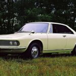 Elegancia y tecnología rotativa en un solo diseño. Presentado en 1967, el Mazda RX-87 fue diseñado por Giorgetto Giugiaro en Bertone y destacaba por su motor rotativo y tracción delantera, una novedad para Mazda en aquella época. Su línea elegante y cercana a la producción final inspiró modelos posteriores como el R130 Luce de 1969, consolidando a Mazda como un referente en innovación automovilística.