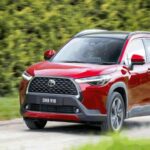 Por más de dos décadas, Toyota lideró el mercado con su estrategia híbrida, consolidándose como pionero en este segmento con el lanzamiento del Prius en 1997. Toyota se mantuvo firme en su visión de los híbridos como la solución a largo plazo. Aunque la marca nunca fue totalmente contraria a los vehículos eléctricos, su enfoque principal se centró en la tecnología híbrida, con la predicción de que los vehículos eléctricos no superarían el 30% del mercado global. Sin embargo, los cambios en el mercado han forzado una transición hacia lo eléctrico.