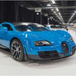 Cuando Bugatti lanzó el Veyron en 2005, redefinió la velocidad y el lujo. Con su W16 quad-turbo de 8.0 litros, alcanzó 253 mph, convirtiéndose en el auto de producción más rápido del mundo. Su tracción integral y aerodinámica activa permitían estabilidad a velocidades extremas. Con un precio superior a los 2 millones de dólares, no era solo un auto: era una demostración tecnológica. Aunque otros lo superaron después, sigue siendo un hito en la historia automotriz.