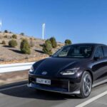 El Hyundai Ioniq 6 es uno de los eléctricos mejor evaluados por la crítica, con diseño aerodinámico y autonomía destacada. Sin embargo, la preferencia del público por SUVs y el mayor éxito del Ioniq 5 hacen que este sedán eléctrico reciba descuentos frecuentes. Con autonomías de hasta 342 millas y precios base desde unos USD 37.850, suele aparecer con leasing accesible y bonos de compra que lo vuelven una opción fuerte dentro de los EV.