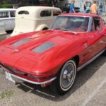 El Sting Ray con luneta partida es uno de los diseños más icónicos de la historia. Además, estrenó suspensión trasera independiente, mejorando el manejo. Combina estética, ingeniería y sensaciones deportivas que siguen vigentes.