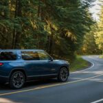 El R1S de Rivian combina potencia eléctrica con verdadera capacidad off-road. Es ideal para aventura y uso familiar, aunque su rendimiento en viajes extensos y climas exigentes sigue siendo un punto a evaluar.