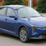 El Kia K4 ofrece equipamiento competitivo a menor precio que varios rivales japoneses. Es una alternativa racional para compradores primerizos en un contexto de precios elevados.