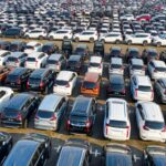 Aproximadamente 1,73 millones de vehículos fueron embargados en 2024, cifra que marca el peor año desde la Gran Recesión según datos analizados por CarEdge a partir de Fitch. Este fenómeno no solo refleja dificultades individuales, sino también tensiones estructurales en la financiación de automóviles. La concentración de embargos entre prestatarios subprime subraya la vulnerabilidad de la base de clientes más débil y anticipa presión continuada sobre prestamistas y familias en los años siguientes. Fitch Ratings