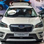 El Subaru Forester se mantiene como Best Compact SUV gracias a su interior espacioso, excelente visibilidad y rendimiento de seguridad. La versión híbrida aporta un 5 mpg de ventaja frente al modelo no híbrido, y su tracción total mecánica de serie refuerza su atractivo en climas adversos. CR resalta su fiabilidad sostenida y su practicidad, convirtiéndolo en una opción de compra estable para quienes buscan largo plazo sin complicaciones. Forester