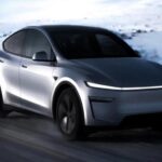 El Hyundai Ioniq 6 se coloca en segundo lugar con un coste de mantenimiento proyectado de $3,893. Con su plataforma E-GMP y diseño modular, el Ioniq 6 logra reducir los costos de mantenimiento de forma significativa. El mantenimiento programado es casi nulo, con tareas básicas como la rotación de neumáticos y el cambio del filtro de aire del habitáculo. Además, Hyundai ofrece una garantía de 10 años que cubre los componentes más costosos como la batería y los motores, lo que da tranquilidad a los propietarios a largo plazo. Su diseño eficiente y su fiabilidad lo convierten en una opción ideal para quienes buscan un sedán eléctrico con bajos costes de mantenimiento.