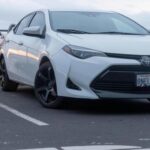 El Toyota Corolla es otro modelo clásico para conductores noveles, reconocido por su mantenimiento económico y su facilidad de uso. Con controles intuitivos, el Corolla se adapta perfectamente a los conductores que están aprendiendo. Este vehículo es conocido por su fiabilidad, lo que brinda tranquilidad a los nuevos conductores. Además, su alto valor de reventa significa que no perderás mucho dinero si decides cambiarlo por otro coche en el futuro.