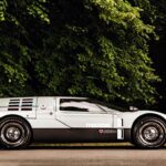 El deportivo con alas de gaviota y enfoque en seguridad. Lanzado en 1970, el RX-500 incorporaba su motor rotativo bajo cubiertas tipo gullwing y un sistema que indicaba a los conductores que seguían el estado del vehículo (acelerando, frenando o en velocidad constante). Con aproximadamente 250 hp, este concept no solo experimentaba con la seguridad, sino que también ofrecía alto rendimiento para su época.