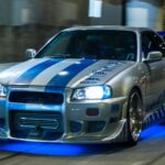 El estilo de neón no siempre es legal. Las luces de neón bajo el vehículo se popularizaron en la personalización, pero hoy son ilegales en estados como Washington, Michigan o Connecticut. Además, existen restricciones sobre colores específicos, como azul en Alaska o rojo frontal en California, debido a problemas de visibilidad y seguridad vial.