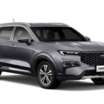 Interior moderno, pero problemas de electrónica. El Ford Territory es popular por su diseño y espacio, pero la colaboración con JMC en China ha dejado problemas de conectividad y calidad de construcción. Pantallas que se apagan solas, configuraciones que se resetean y alertas de seguridad falsas son frecuentes. Además, se reportan crujidos en la suspensión y pequeñas fugas de refrigerante, lo que reduce la confianza de los conductores en este SUV.