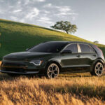 El Niro destaca por su eficiencia. Su sistema híbrido de 1.6 litros y 139 hp logra hasta 53 mpg combinados.

También ofrece gran practicidad con 22,8 pies cúbicos de baúl, ampliables a 63,7 con los asientos abatidos. Incluye asistentes de seguridad y conectividad moderna de serie.