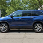 El Honda Pilot ofrece espacio para familias y una reputación sólida en términos de durabilidad. Su motor V6 proporciona potencia suave para viajes largos y uso diario. Aunque algunos propietarios mencionan ocasionalmente preocupaciones con la transmisión en ciertas generaciones, sigue siendo uno de los SUV grandes más confiables del mercado.