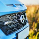 El Hyundai Kona destaca por su diseño moderno y tecnología en los niveles más altos, pero el espacio interior es limitado. La plaza trasera es estrecha y el maletero pequeño, dificultando viajes familiares. Además, al sumar equipamiento adicional, el precio aumenta considerablemente, haciendo que la relación entre coste y funcionalidad sea menos atractiva.