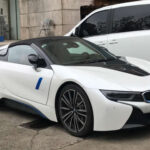 Producido entre 2014 y 2020, destaca por su diseño futurista, puertas tipo tijera y tren motriz híbrido. Sigue pareciendo un concept car rodando por la calle.