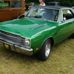 Un muscle car compacto con buenas opciones de motores V8. Su menor fama frente a otros Mopar hace que siga siendo relativamente económico.