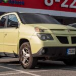 El Chevrolet Vega fue el intento de Chevrolet de conquistar el mercado de coches pequeños en los años 70. Su diseño atractivo y su conducción agradable generaron un enorme interés inicial, con más de 277.000 unidades vendidas en su primer año. Sin embargo, pronto aparecieron problemas graves: óxido prematuro en la carrocería, fallos en el sistema de refrigeración y averías que podían destruir el motor. Lo que debía ser el futuro de los compactos de General Motors terminó convertido en uno de los mayores errores industriales de la época.