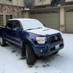 La Toyota Tacoma es otra camioneta que ha construido una reputación legendaria en términos de durabilidad. En análisis de pickups que más probabilidades tienen de alcanzar las 250.000 millas o más, este modelo suele aparecer entre los primeros puestos. Su diseño robusto, combinado con motores fiables y una mecánica relativamente sencilla, permite que muchos ejemplares sigan circulando décadas después de salir del concesionario.