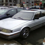 El Sterling 825 fue parte del intento de Austin Rover por entrar al mercado norteamericano a finales de los años 80. Aunque el proyecto se realizó en colaboración con Honda, el resultado fue decepcionante. El coche sufría constantes fallos eléctricos debido a componentes de baja calidad, mientras que la pintura y la carrocería presentaban problemas de corrosión prematura. Estas deficiencias de calidad terminaron afectando seriamente la reputación de la marca y provocaron su desaparición en Estados Unidos.