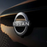 Durante décadas se asumió que la excelencia industrial japonesa garantizaba competitividad global. Nissan construyó gran parte de su identidad en esa reputación. Sin embargo, la irrupción de fabricantes chinos de vehículos eléctricos como BYD, XPeng y Nio ha cambiado el panorama. Estas empresas han logrado escalar su producción con costes mucho más bajos, debilitando la ventaja tradicional de los fabricantes japoneses. Mientras tanto, la histórica alianza de Nissan con Renault comenzó a fragmentarse, con cada socio buscando nuevos acuerdos por separado.