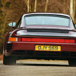 Durante los años 70 y 80, Porsche fue prácticamente el único fabricante que utilizaba motores flat-six. El 959 fue una excepción especial dentro de la gama, con un motor bóxer de 2.9 litros biturbo y tracción integral. Diseñado inicialmente para homologación en competición, terminó siendo uno de los autos de producción más rápidos de su época, con una velocidad máxima cercana a los 320 km/h.