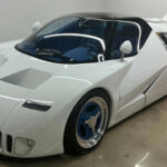 Presentado en 1995, el Ford GT90 fue concebido como una vitrina tecnológica para la marca. Su diseño futurista bajo el lenguaje “New Edge” llamó la atención de inmediato, mientras que su motor V12 con cuatro turbocompresores prometía un nivel de rendimiento impresionante.