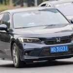 El Honda Civic ha construido su reputación durante décadas gracias a motores duraderos y un mantenimiento sencillo. Numerosos modelos siguen funcionando después de más de 20 años, algo poco común en la industria automotriz. Incluso las versiones más recientes mantienen esa herencia: el Civic 2025 obtuvo una puntuación de 82 sobre 100 en calidad y fiabilidad, mientras que los motores VTEC de Honda siguen siendo un ejemplo de longevidad mecánica.