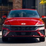 El Hyundai Elantra SEL Sport Premium 2026, con un precio aproximado de 25.075 dólares, demuestra cómo un sedán compacto puede ofrecer características de lujo sin disparar el presupuesto.

Esta versión incorpora asientos delanteros calefactados, un sistema de infoentretenimiento de doble pantalla, techo corredizo eléctrico y materiales interiores mejorados. Además, para quienes priorizan la eficiencia, el Elantra Hybrid Blue 2026 puede alcanzar cerca de 54 mpg, lo que lo convierte en uno de los sedanes más eficientes de su categoría.