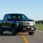 La Ford F-150 continúa siendo un fenómeno en el mercado norteamericano y también en las búsquedas online. No es casualidad: la Serie F lleva 49 años como la camioneta más vendida de Estados Unidos y 44 años como el vehículo más vendido en general.

Su popularidad en Internet se explica por la enorme variedad de configuraciones disponibles, desde versiones tradicionales hasta variantes híbridas y eléctricas como la F-150 Lightning. Esta versatilidad convierte a la pickup en una herramienta capaz de trabajar, viajar o simplemente ofrecer una posición de conducción dominante, algo que sigue atrayendo a nuevos compradores.