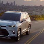 Si buscas un SUV grande sin la sensación “torpe” de los modelos tradicionales, el Toyota Grand Highlander Hybrid es la elección ideal. Con tres filas de asientos, amplio espacio interior y una eficiencia de combustible sorprendente de 35 mpg, este SUV combina practicidad y confort, convirtiéndose en la mejor opción para familias que viajan largas distancias.
