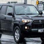 La Toyota 4Runner 2026 consiguió 95/100 en el índice de fiabilidad de Consumer Reports y ganó el premio de J.D. Power en su segmento. Su construcción body-on-frame aporta robustez y longevidad, mientras que la puntuación en pruebas de carretera (55/100) refleja algunas limitaciones en modernidad y refinamiento. Con precios entre $41,870 y $68,200, la 4Runner demuestra que la durabilidad puede coexistir con reconocimiento experto, aunque la experiencia de conducción moderna tiene ciertas concesiones.
