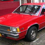 Chevrolet apostó por su Citation, el primer compacto de tracción delantera de GM. Aunque su diseño hatchback era práctico, los problemas de transmisión, dirección y múltiples recalls hicieron que los propietarios lo catalogaran como uno de los peores coches de su época. La innovación no siempre asegura el éxito.