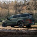 Hyundai ha logrado que el Santa Fe, un SUV de tres filas, sea uno de los modelos más equilibrados en seguridad sin romper el presupuesto. Con un precio inicial de 34.800 dólares, obtuvo el Top Safety Pick+ del IIHS, incorporando de serie advertencia de colisión frontal con frenado automático, control de crucero adaptativo completo, monitoreo de ángulo muerto y asistencia de mantenimiento de carril. La combinación de estructura reforzada y tecnología avanzada lo convierte en una opción familiar segura y económica frente a competidores más caros.