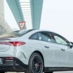Aunque los EV de lujo prometen prestaciones, su autonomía puede ser moderada. El Mercedes-AMG EQE SUV tiene 230 millas EPA, mientras que el Lexus RZ 550e F Sport llega a 228 millas y el RZ 450e a 261 millas. La lección es clara: compara la autonomía según la versión y no solo por la marca, especialmente si planeas viajes largos por carretera.