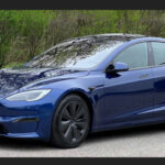 Comprar un Tesla con más de ocho años es una apuesta arriesgada. El desgaste de la batería y los componentes eléctricos puede derivar en reparaciones que oscilan entre los 12.000 y 20.000 euros. Estos costes son tan elevados que, en muchos casos, superan el valor del propio vehículo.