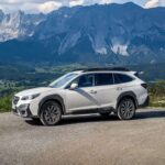 El Subaru Outback destaca por su durabilidad en nieve, grava y largas autopistas. Datos de propietarios y estudios de fiabilidad a largo plazo muestran que los modelos recientes pueden alcanzar kilometrajes elevados con mantenimiento adecuado. Su tracción total estándar y la elevada distancia al suelo lo hacen versátil tanto para la ciudad como para aventuras al aire libre. La ingeniería de Subaru respalda su fiabilidad a largo plazo para quienes buscan un vehículo resistente y versátil.