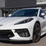 El Corvette Convertible usado baja 8% en precio, situándose en $84,609. Este deportivo ofrece una experiencia de conducción inigualable con el techo abierto y destaca por su potencia y fiabilidad, obteniendo un 7,3/10 en la escala iSeeCars, además de liderar en su categoría de coches deportivos de lujo con más caballos de fuerza.