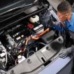 Mientras Washington celebraba la desregulación, los aranceles cayeron como un martillo: 15% sobre vehículos de la UE, Japón y Corea, 25% sobre piezas de Canadá y México y 100% sobre EV chinos. Según Automotive News, los costes sumaron 35.400 millones de dólares en un año, con Toyota afrontando 9.100 millones. Esto se traduce en aproximadamente 2.950 dólares por vehículo, neutralizando la promesa de ahorro de 3.000 dólares.