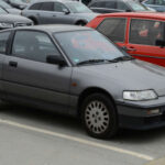 En Estados Unidos se vendía como biplaza, pero en Japón y Europa ofrecía pequeños asientos traseros plegables.
No eran muy prácticos para adultos, pero sí añadían versatilidad al permitir más espacio de carga cuando se necesitaba.