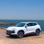 Algunos SUV presentan fallos eléctricos frecuentes, afectando sensores, sistemas de infoentretenimiento e incluso el arranque del vehículo. Estos problemas intermitentes son difíciles de diagnosticar y pueden comprometer funciones de seguridad esenciales. Los compradores deben evaluar si la conveniencia de características modernas vale más que la confiabilidad a largo plazo.