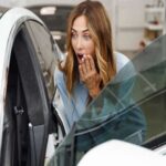 Un pago mensual que exceda tu capacidad financiera es un motivo para detenerte. Es importante calcular cuánto puedes permitirte antes de llegar al concesionario, ya que los vendedores pueden intentar convencerte de aceptar un préstamo demasiado alto. Si el coste real del coche supera con creces tu presupuesto, es mejor abandonar la compra.