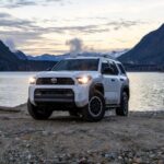 El Toyota 4Runner 2026 mantiene una reputación de fiabilidad casi impecable, superando a la competencia en nueve de los últimos diez años. Consumer Reports y CarEdge destacan que los propietarios ahorran $1,844 en mantenimiento, mientras que el IIHS certifica calificaciones excelentes en prevención de colisiones. Este SUV combina durabilidad y seguridad sin sacrificar prestaciones.