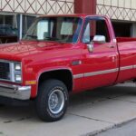 El Chevy C/K Series ha sido un referente en durabilidad y simplicidad mecánica. Con motores sólidos y un diseño funcional, esta camioneta construyó cercas, transportó cargas pesadas y dominó pueblos enteros en Estados Unidos. Hoy, sigue siendo un favorito entre restauradores y coleccionistas de pickups clásicas, demostrando que la calidad atemporal siempre deja huella.