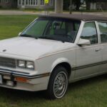 Un claro ejemplo de “badge engineering”. Básicamente un Chevrolet Cavalier con logo premium, pero sin mejoras reales. Su bajo rendimiento dañó seriamente la imagen de Cadillac.