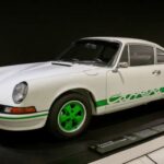 Creado como modelo de homologación, solo se fabricaron 1.590 unidades. Ligero, potente y con su icónico alerón “cola de pato”, es uno de los 911 más deseados de todos los tiempos.