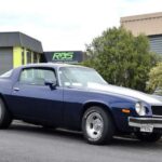 El Camaro de 1975 suele pasar desapercibido, pero ahí está su atractivo. Con un V8 de 5.7 litros y 155 CV, no es el más rápido de serie, pero sí una base ideal para modificaciones. Su bajo precio lo convierte en un lienzo perfecto para crear un muscle car personalizado sin gastar demasiado.