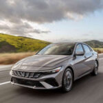 El Hyundai Elantra alcanza 35 mpg combinados, con 31 mpg en ciudad y 40 mpg en carretera en su versión no híbrida.

Utiliza un motor 2.0 litros de cuatro cilindros con transmisión automática variable. Su autonomía estimada llega a 434 millas, lo que lo convierte en una opción sólida para quienes buscan eficiencia sin pagar el costo extra de un híbrido.